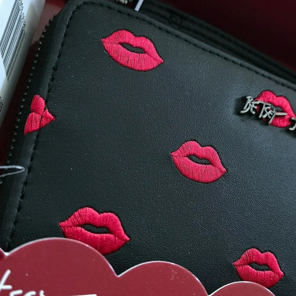 Betsey Johnson Embroidered🪡 Red Lips💋 Zip Around Wristlet - NIB